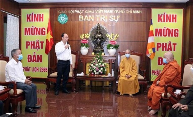 The delegation led by Vice Secretary of the municipal Party Committee Nguyen Ho Hai visits and extends greetings to several local Buddhist establishments ahead of Lord Buddha's 2565th birthday. (Photo: VNA)