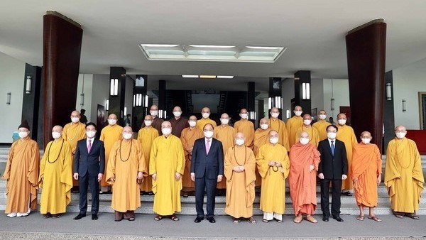 President Nguyen Xuan Phuc and members of the delegation pose for a photo (Photo: VNA)