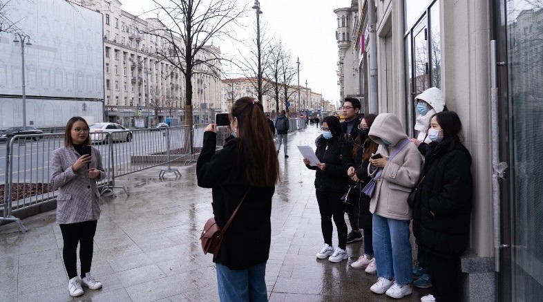 Vietnamese students in Russia make videos about President Ho Chi Minh. (Photo: NDO/Thanh The)