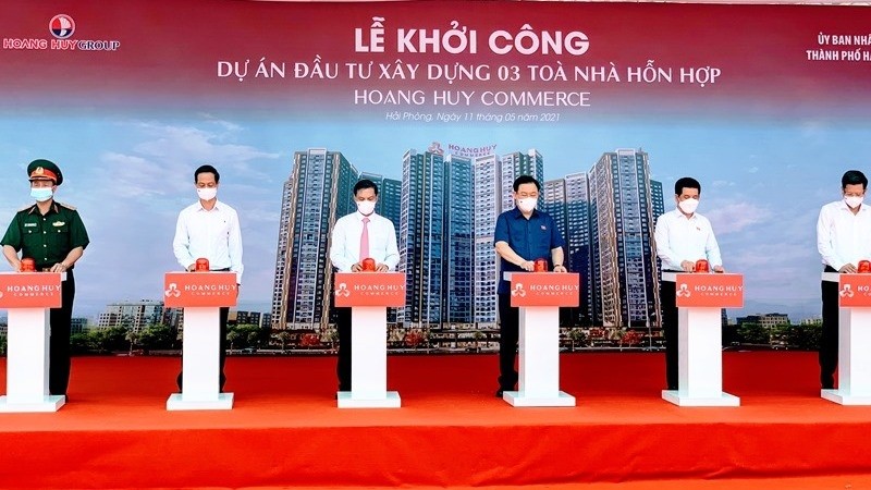 NA Chairman Vuong Dinh Hue attends the groundbreaking ceremony for the Hoang Huy Commerce Complex in Hai Phong. (Photo: NDO)