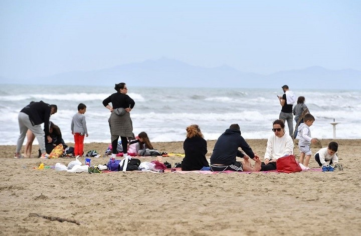People enjoy a Sunday at the beach as COVID-19 restrictions ease around the country, in Castiglione della Pescaia, Italy, May 2, 2021. (Photo: Reuters)