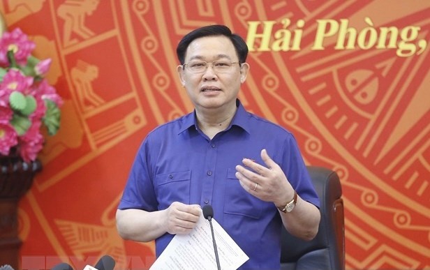 NA Chairman Vuong Dinh Hue speaks at the working session (Photo: VNA) 