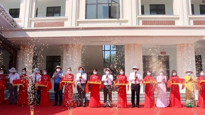 Delegates cut the ribbon to inaugurate the Vinh Loi Commune Health Station in Son Duong District, Tuyen Quang Province, May 11, 2021. (Photo: KOICA Vietnam)