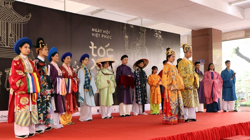 Traditional Vietnamese costumes introduced to students at a cultural week held in January 2021 by the Youth Union of the University of Social Sciences and Humanities in Ho Chi Minh City (Photo: NDO/Tan Dong)