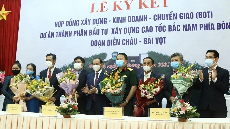 The signing ceremony for the Dien Chau-Bai Vot expressway (Photo: VGP)