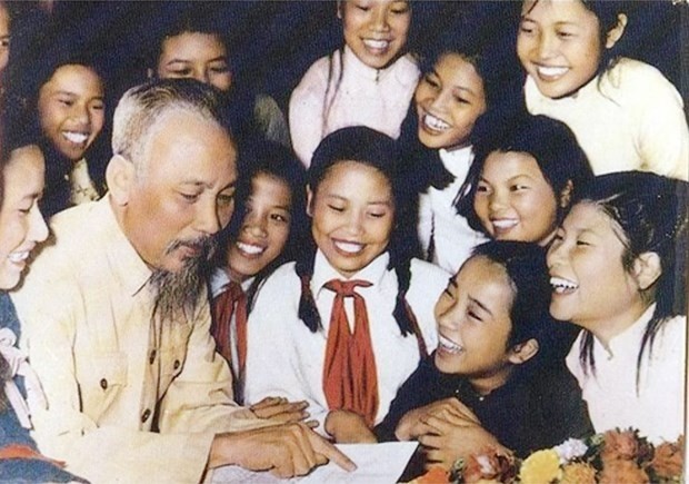 President Ho Chi Minh with children (Photo: VGP)