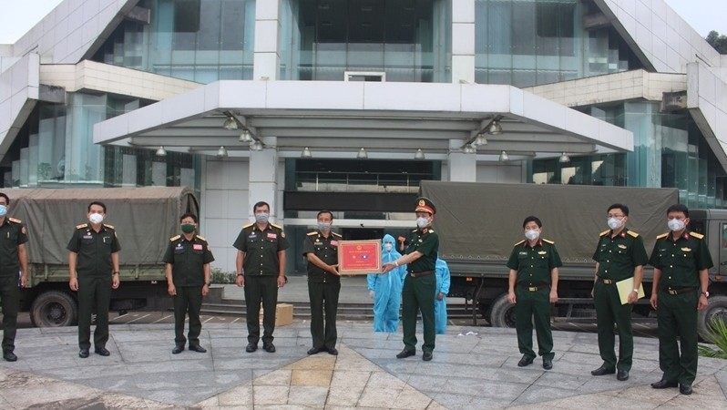 The High Command of Military Region 4 presents medical supplies to support the Lao People's Armed Forces in the prevention and control of COVID-19, Cau Treo International Border Gate, Ha Tinh, May 13, 2021. (Photo: NDO/Ngo Tuan)