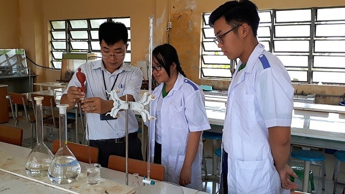 Students at Ly Tu Trong High School for the Gifted in Can Tho City conducting research in the laboratory on making biological products from green Siamese banana peels to preserve fruit and vegetables . (Photo: NDO)
