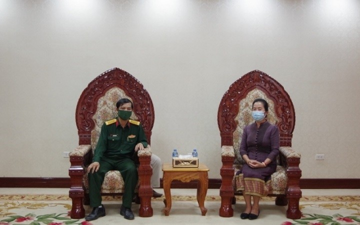 Chairwoman of the Lao National Assembly’s Cultural and Social Committee Thummali Vongphachan (R) thanks the Vietnamese Defence Ministry’s Army Corps 11 for their COVID-19 relief support during a meeting on May 13. (Photo: Army Corps 11)