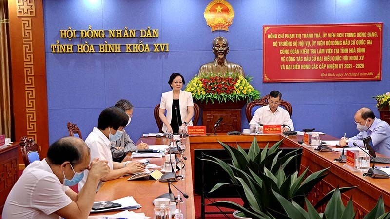 Minister of Home Affairs Pham Thi Thanh Tra (standing) speaks at a working session on preparations for the national election in Hoa Binh province, May 14, 2021. (Photo: NDO/Tran Hao)