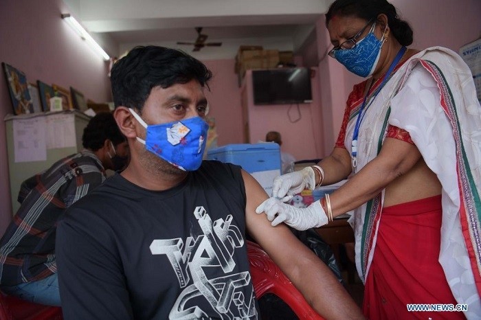 A health worker administers a dose of COVID-19 vaccine to an electric rickshaw driver in Agartala, the capital city of India's northeastern state of Tripura, May 14, 2021. (Photo: Xinhua)