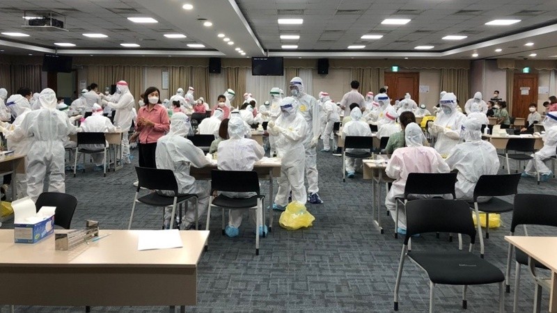 Health workers conduct COVID-19 testing for staff at Samsung Electronics Vietnam. (Photo: NDO/Thai Son)