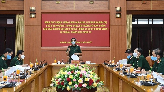 Minister of National Defence Sen. Lieut. Gen. Phan Van Giang speaks at the meeting with the ministry’s Steering Board for COVID-19 Prevention and Control, and competent units. (Photo: qdnd.vn)
