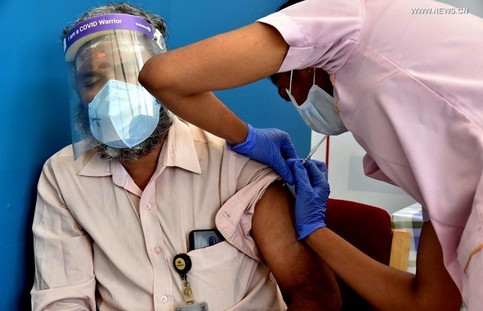 A health worker administers a dose of Sputnik V vaccine to a man at a hospital in Hyderabad, India on May 17, 2021. (Source: Xinhua)