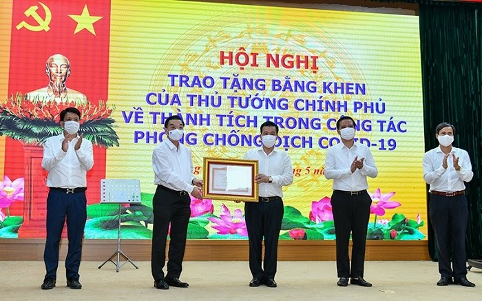 Certificates of merit presented to collectives and individuals who have stood out in the COVID-19 fight in Dong Anh District, Hanoi. (Photo: NDO/Duy Linh)