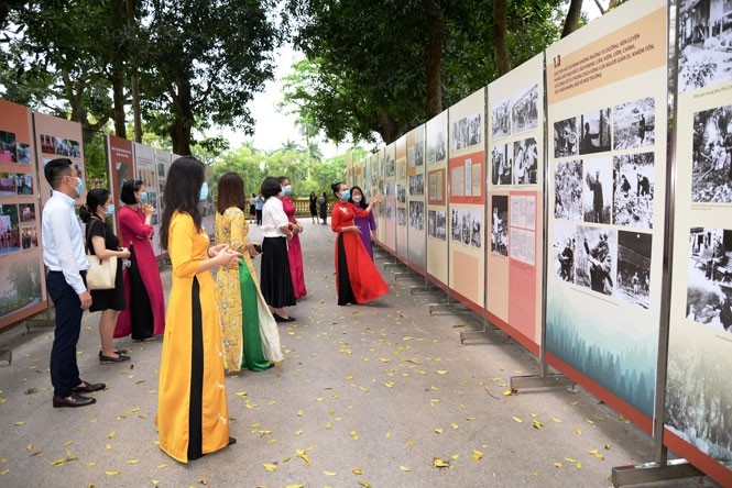 Visitors at the exhibition (Photo: hanoimoi.com.vn)