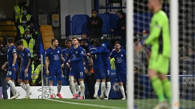 Chelsea players celebrate scoring a goal during their Premier League match against Leicester City. (Photo: Reuters)