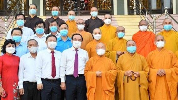 HCMC Party Secretary Nguyen Van Nen and Buddhist monks at the Quang Duc Monastery (Photo: SGGP)