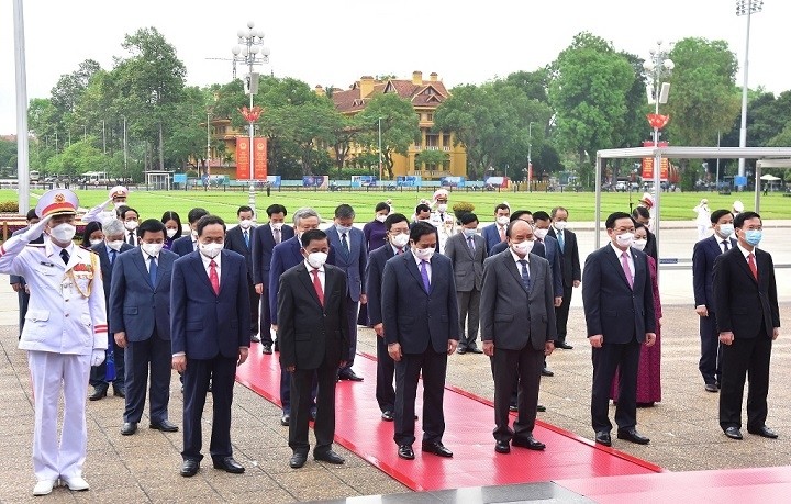 Party and State leaders pay homage to President Ho Chi Minh. (Photo: NDO)