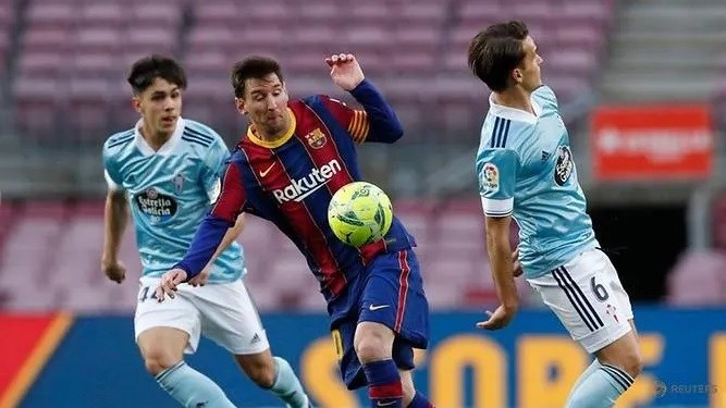 Barcelona's Lionel Messi in action with Celta Vigo's Denis Suarez. (Photo: Reuters)
