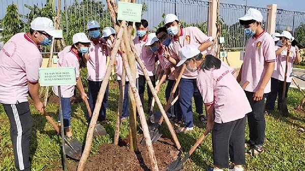 Students at Hung Long Secondary School join hands to grow a tree at the event. (Photo: NDO/Hue Nhu).