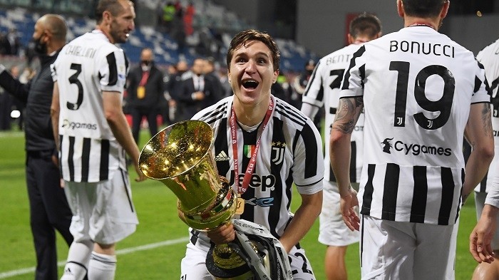 Juventus' Federico Chiesa celebrates with the trophy after winning the Coppa Italia. (Photo: Reuters)