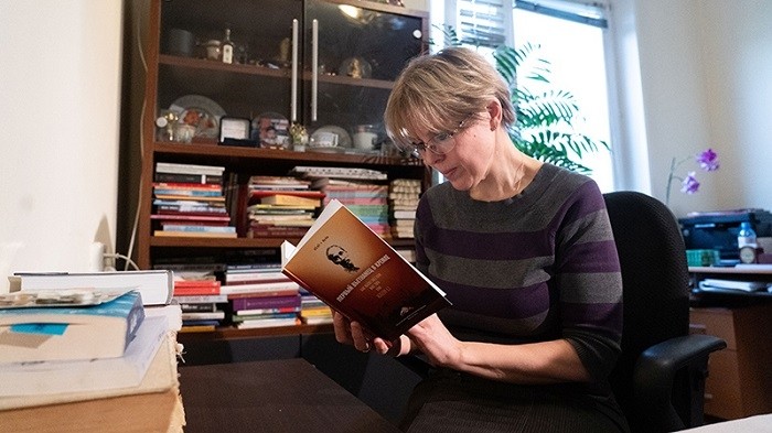 Svetlana Glazunova reading a book about President Ho Chi Minh.