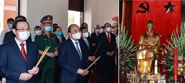 State President Nguyen Xuan Phuc offers incense to late President Ho Chi Minh. (Photo: VNA)