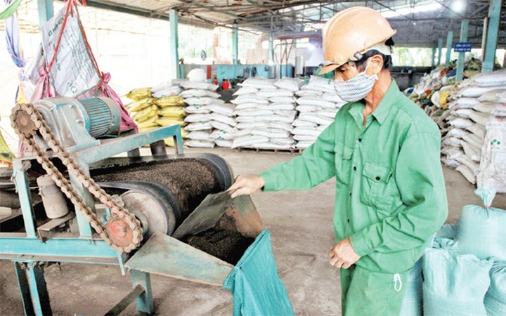 A recycling line to convert organic waste into organic fertilizer for agricultural production at Quynh Coi Waste Treatment Plant in Quynh Phu district, Thai Binh province. (Photo: THE DUYET)