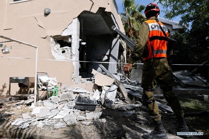 An Israeli rescue team member works at a site hit by a rocket fired from the Gaza Strip, in Ashkelon, southern Israel, on May 20, 2021. An Egyptian-mediated truce between Israel and Hamas took hold on Friday after the worst violence in years, with US President Joe Biden pledging to salvage the devastated Gaza Strip and the United Nations urging renewed Israeli-Palestinian dialogue. (Photo: JINI via Xinhua)   