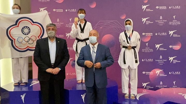 Kim Tuyen (C) wins another ticket to the Tokyo Olympic Games for Vietnamese sports. (Photo provided by the Vietnamese Taekwondo national team)