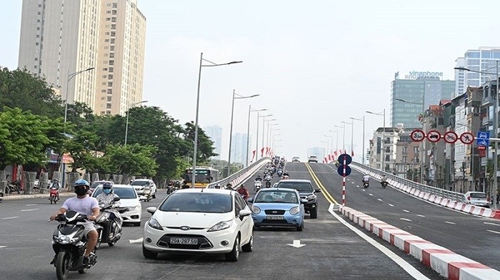 The overpass at the intersection of Nguyen Van Huyen - Hoang Quoc Viet streets connects the three districts of Cau Giay, Tay Ho and Bac Tu Liem in Hanoi. (Photo: NDO/Duy Linh)