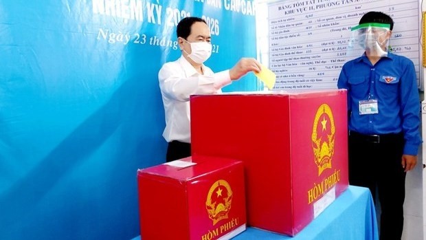 Standing NA Vice Chairman Tran Thanh Man cast his vote in Can Tho city on May 23 morning (Photo: VNA)