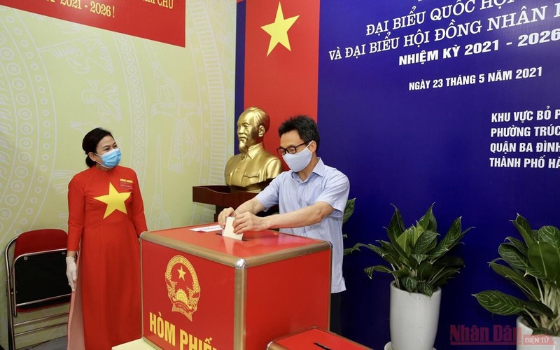 Deputy Prime Minister Vu Duc Dam casts his ballot at polling station No. 03, Truc Bach Ward, Ba Dinh District (Hanoi). Photo: Quang Hieu