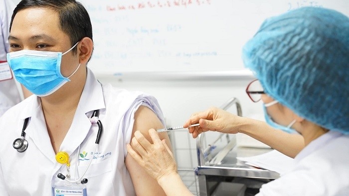 Vietnam has conducted COVID-19 vaccinations in the first and second stages in cities and provinces with over 1,034,072 doses administered to those in the priority list. (Photo: MOH)