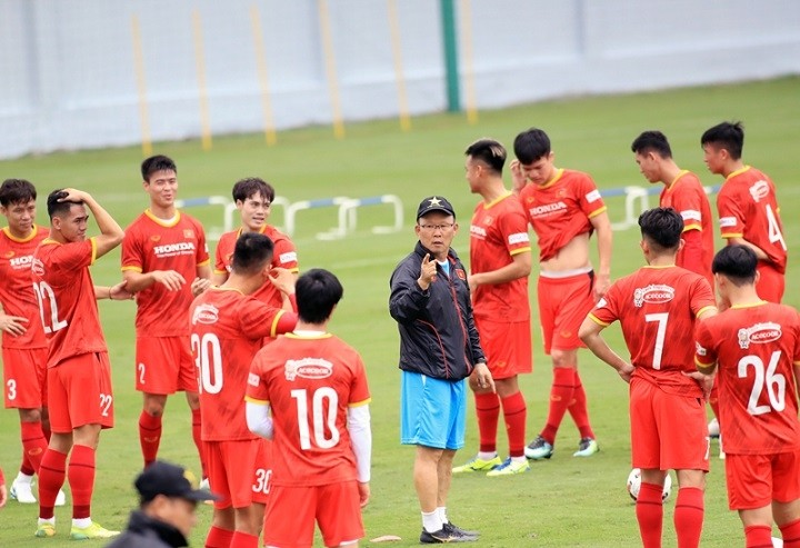 Coach Park Hang-seo and his Vietnamese players during a training session for the 2022 World Cup qualifying campaign. (Photo: VFF)