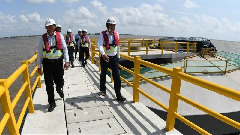Leaders of Tra Vinh Provincial People's Committee inspect the progress of Tra Vinh 1 Wind Power Plant. (Photo: plo.vn)