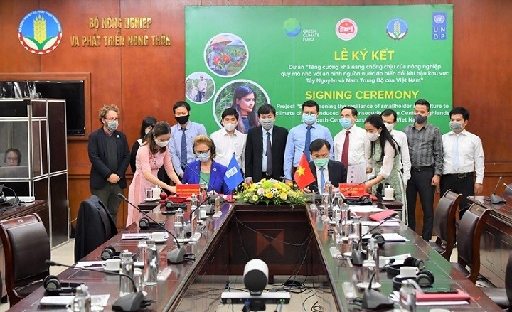 General view of the signing ceremony. (Photo: VNA)