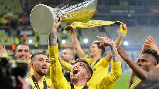 Soccer Football - Europa League Final - Villarreal v Manchester United - Polsat Plus Arena Gdansk, Gdansk, Poland - May 26, 2021 Villarreal's Alberto Moreno celebrates with the trophy after winning the Europa League. (Photo: Reuters)