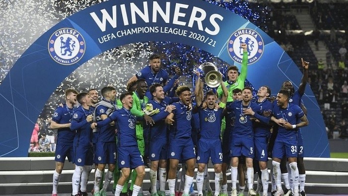 Soccer Football - Champions League Final - Manchester City v Chelsea - Estadio do Dragao, Porto, Portugal - May 29, 2021 Chelsea players celebrate with the trophy after winning the Champions League. (Photo: Pool via Reuters)