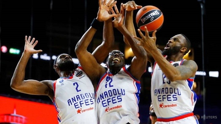 Basketball - Euroleague Final - FC Barcelona v Anadolu Efes Istanbul - Lanxess Arena, Cologne, Germany - May 30, 2021 Anadolu Efes Istanbul's Bryant Dunston, Chris Singleton and James Anderson in action. (Photo: Reuters)
