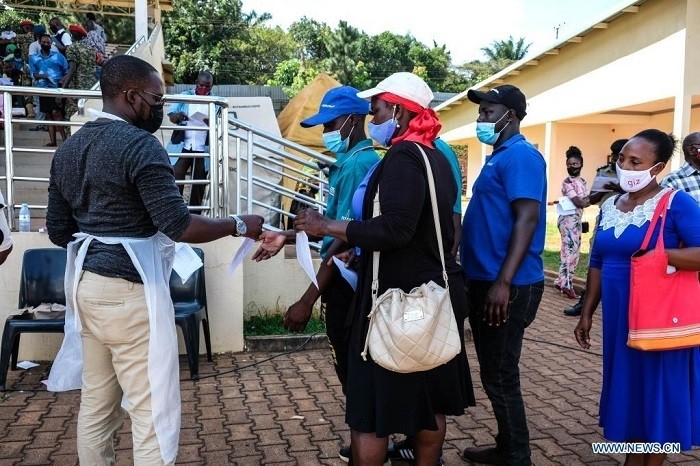 People line up to get their consent forms before receiving COVID-19 vaccine at Kololo Ceremonial Grounds in Kampala, Uganda, May 31, 2021. (Photo: Xinhua)