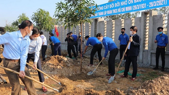 The youths in Nghe An province planting green trees in response to the Tree Planting Festival. (Photo: NDO)