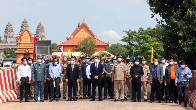 Vietnamese and Cambodian officials at the new border gate (Photo: VOV)