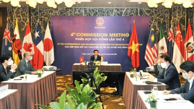The Vietnamese delegation led by Minister of Industry and Trade Nguyen Hong Dien attend the meeting.
