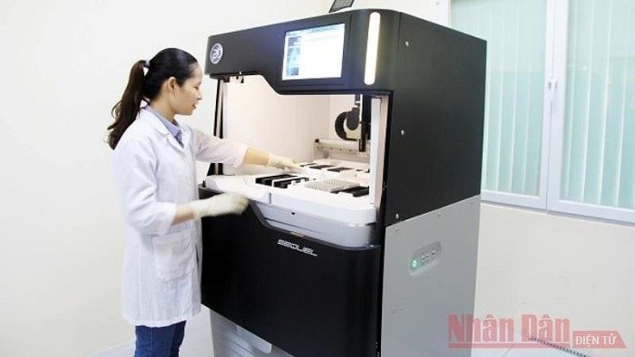 Operating the new generation PacBio Sequel gene sequencing system. (Photo: NDO/Thanh Quy)
