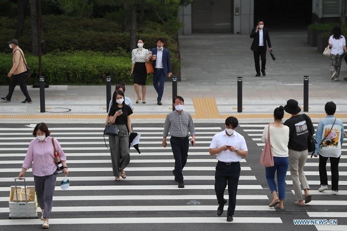 People wearing masks walk on a street in Seoul, Republic of Korea, June 1, 2021. The ROK reported 677 more cases of COVID-19 as of midnight Tuesday compared to 24 hours ago, raising the total number of infections to 141,476. (Photo: Xinhua)