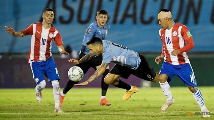 Soccer Football - World Cup - South American Qualifiers - Uruguay v Paraguay - Estadio Centenario, Montevideo, Uruguay - June 3, 2021 Uruguay's Matias Vecino in action with Paraguay's Angel Cardozo. (Photo: Reuters)