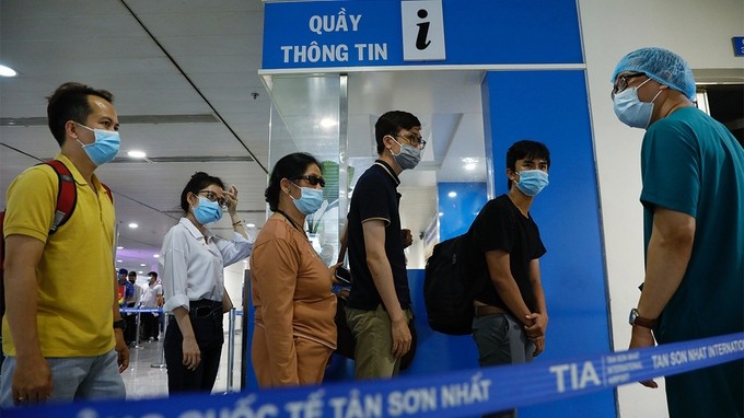 Passengers are tested for COVID-19 at Tan Son Nhat airport in early May. (Photo: Huu Khoa/vnexpress)
