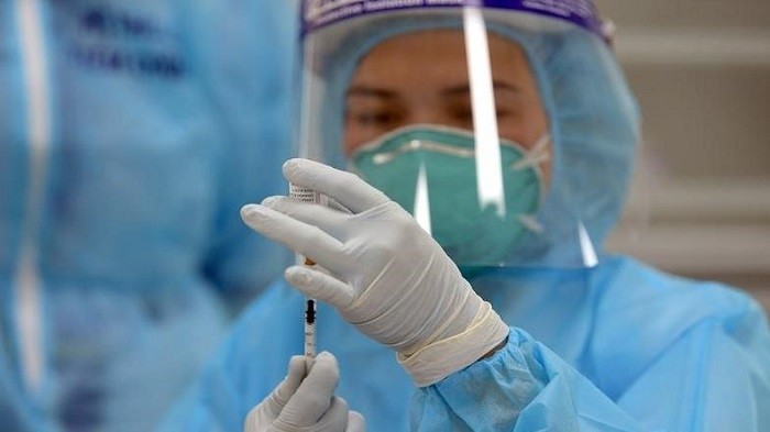 A medical worker prepares a dose of the COVID-19 vaccine. (Photo: NDO/Duy Linh)